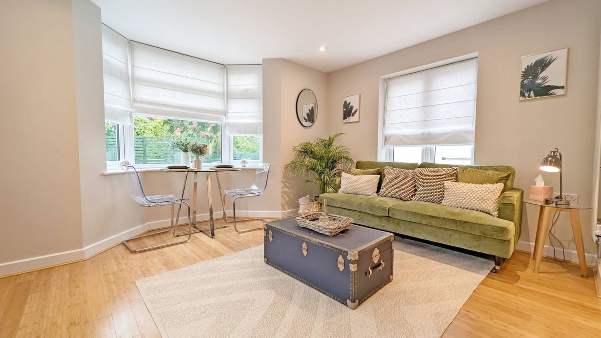 Arundel Apartment | 2 Roseland Apartment - sleeps 2 guests in 1 bedroom