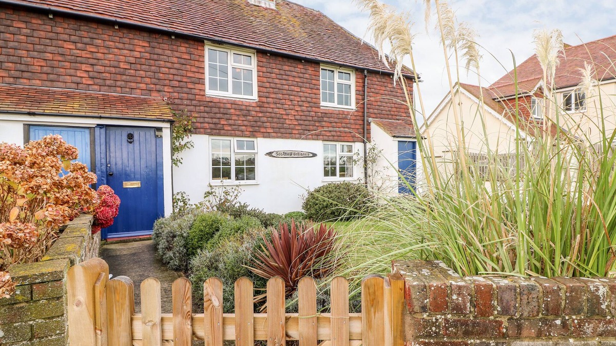 Pevensey Cottage | 2 SEAVIEW COTTAGES, character holiday cottage in Bexhill-On-Sea