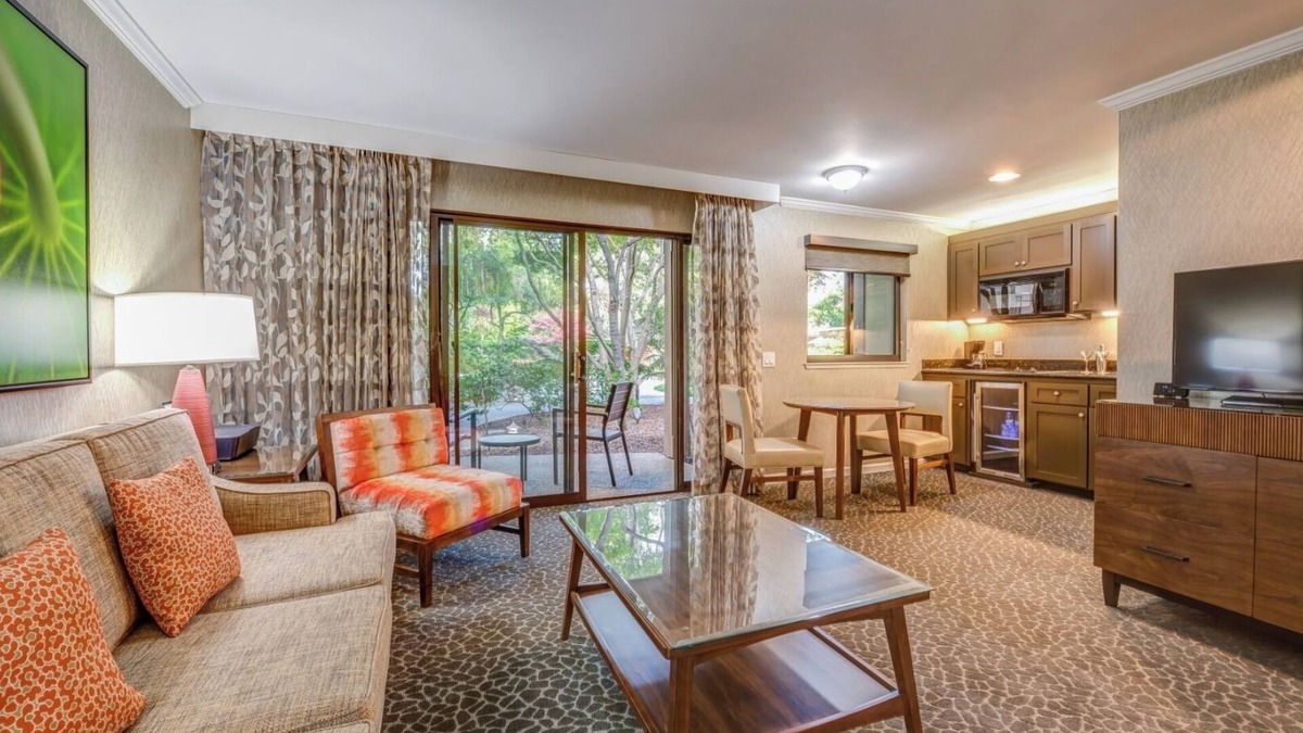 Barron Park Hotel | 2 Serene Unit with Outdoor Pool, Balcony Free Breakfast & Parking