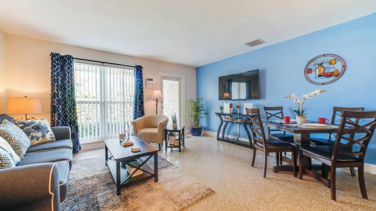 Poinsettia Heights Apartment | #2 ❤️ Spacious, Quiet, Elegant, with Full Kitchen