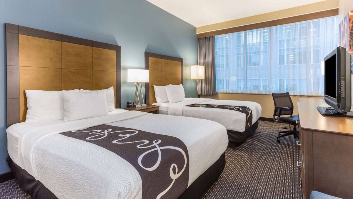 Downtown Chicago Hotel | 2 Spacious Rooms with 2 Queen Beds Near Magnificent Mile