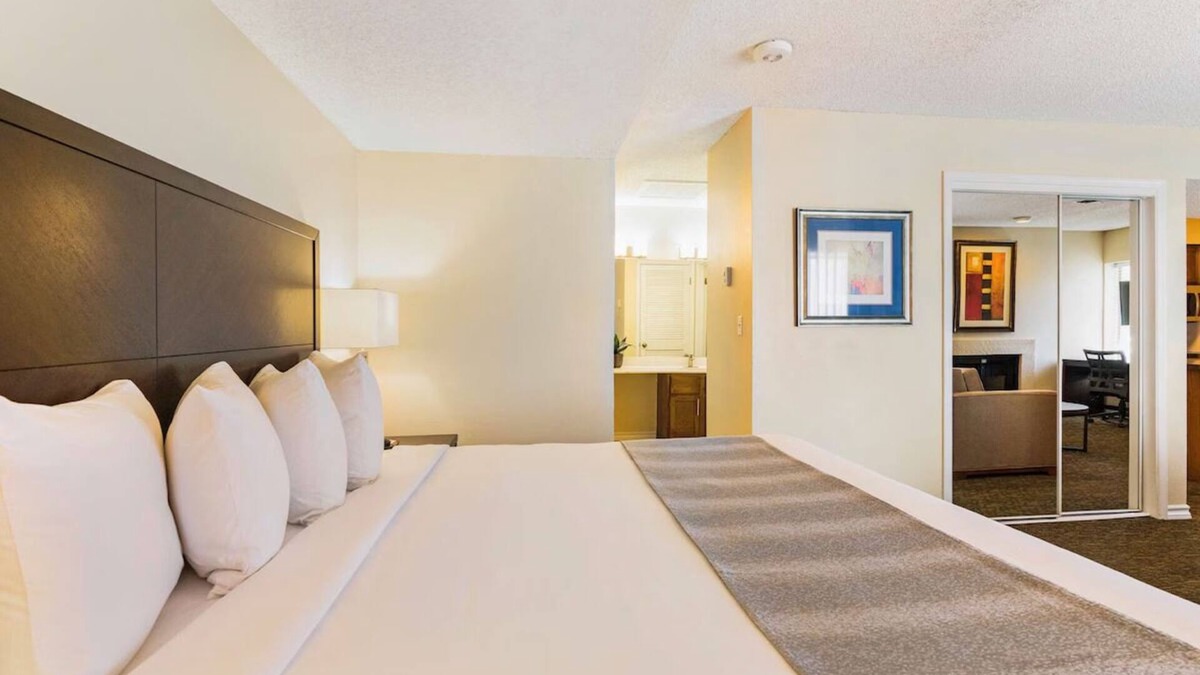 Biggs Field Hotel | 2 Spacious Suites – Pool, Free Breakfast & Full Kitchen