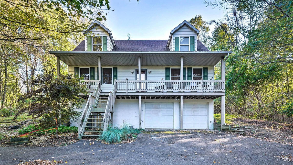 Howard House | 2-Story Apple Valley Home w/ Yard + Deck!
