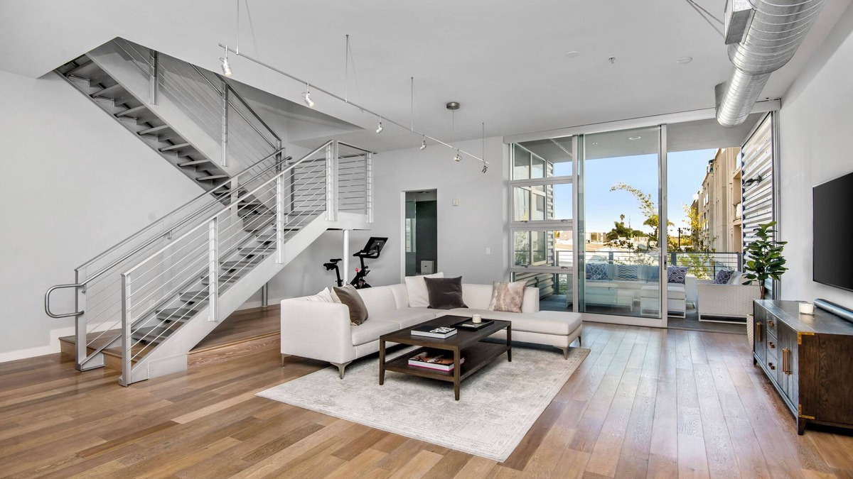 Del Rey Condo | 2 Story penthouse unit w/home office and 2160 sq ft in heart of Marina Del Rey