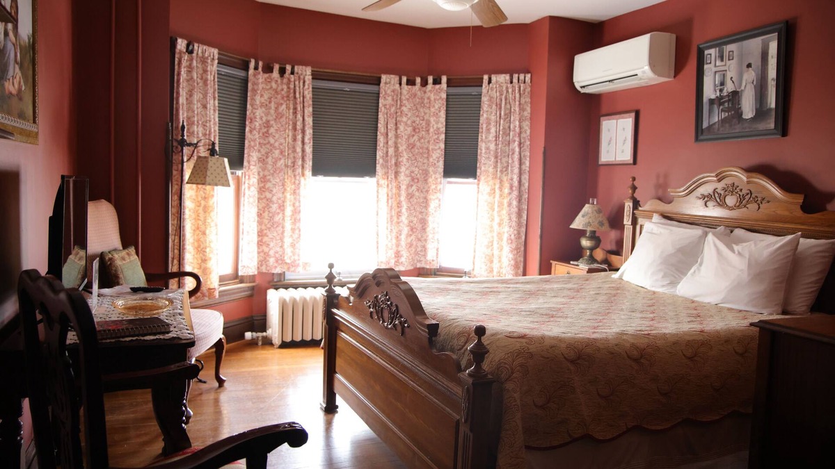 Gettysburg Bed & Breakfast | 2 Story Queen Suite at the Brickhouse Inn Bed & Breakfast