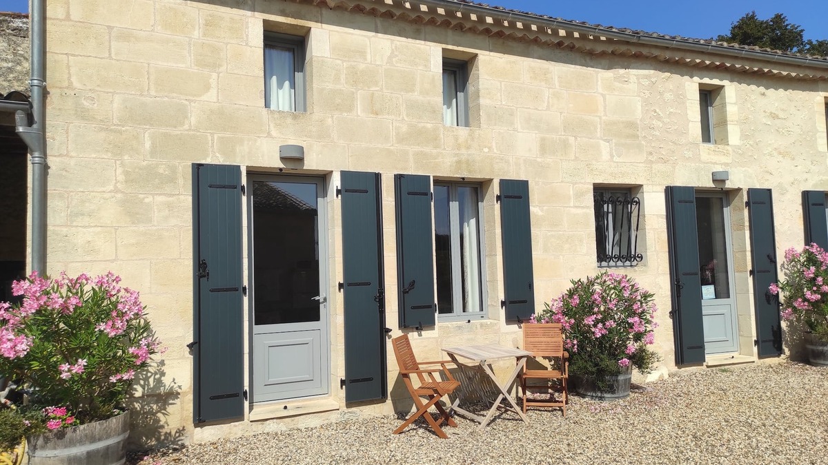 Puisseguin Cottage | 2 The Courtyard 4 Star Vineyard Gite