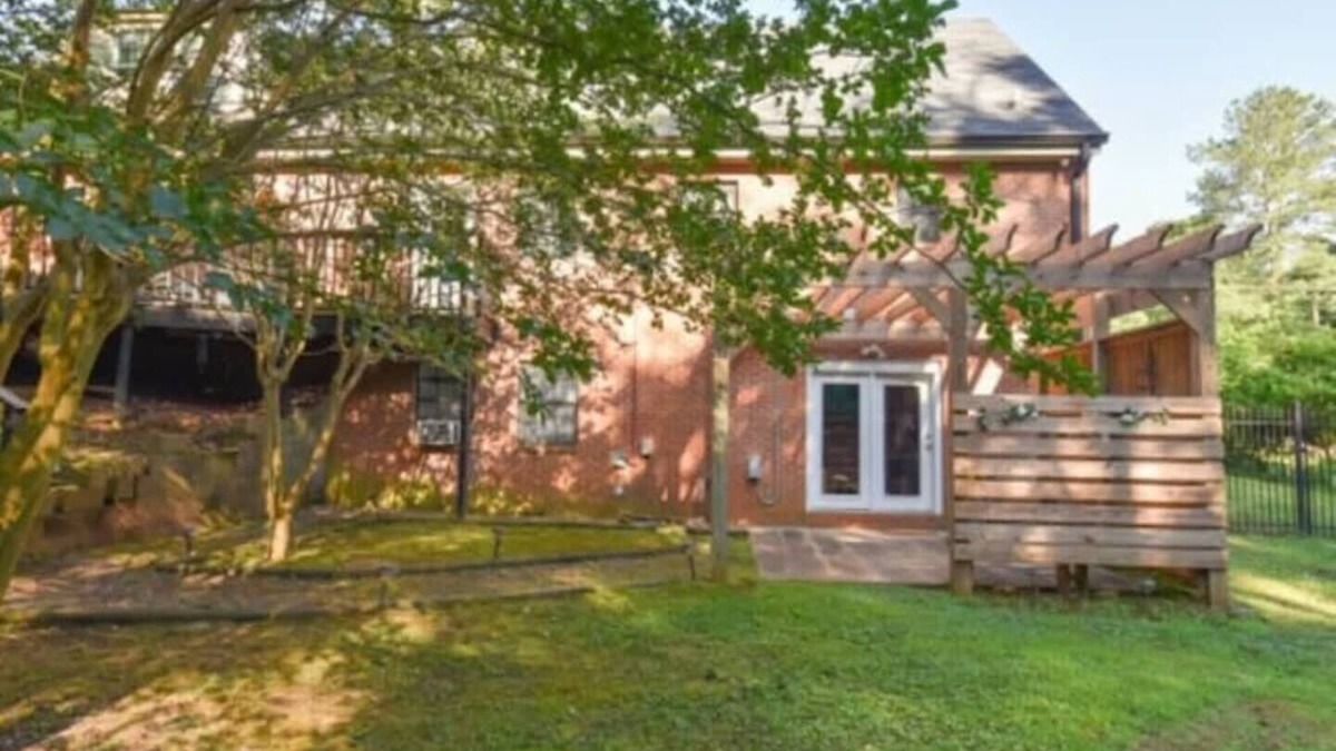 Athens House | 2 Units & Mins to UGA - The Glory Glory Doghouse
