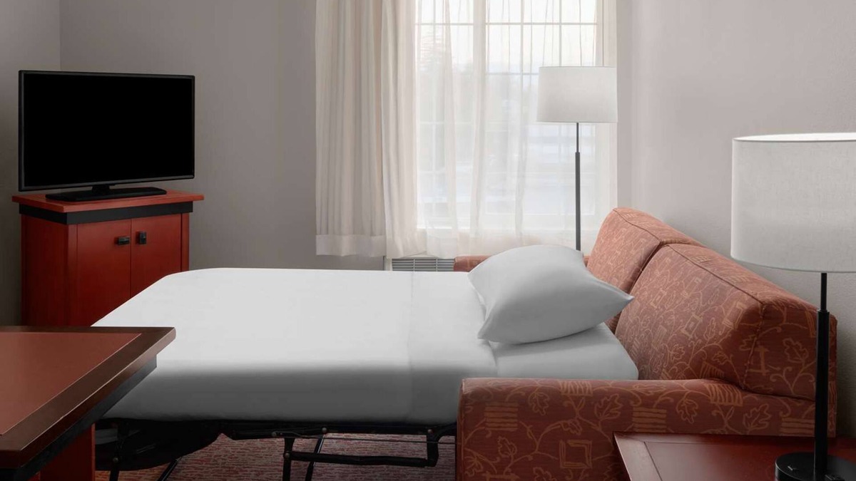 Roseville House | 2 Welcoming Suites Near Roseville Golfland Sunsplash, Perfect for Families!