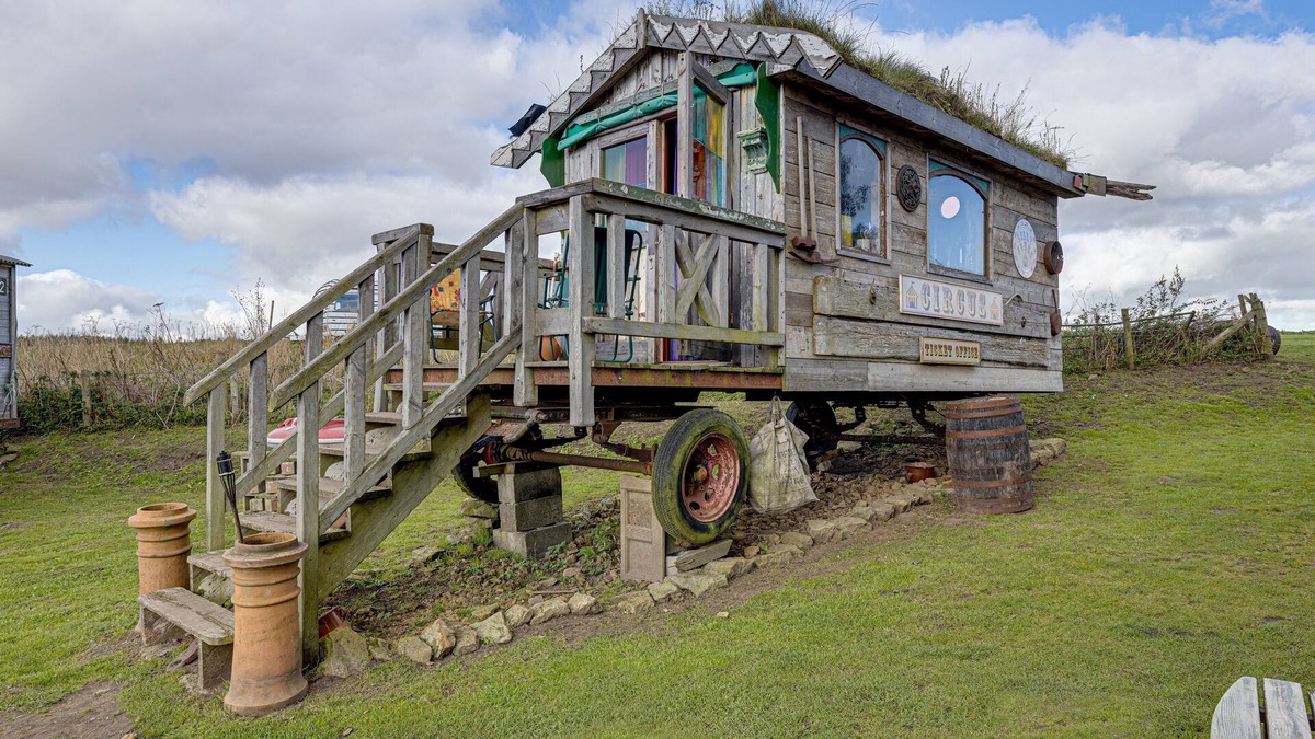 Scarborough Cabin | 2 x Double Bed, Glamping Wagon in Dalby Forest