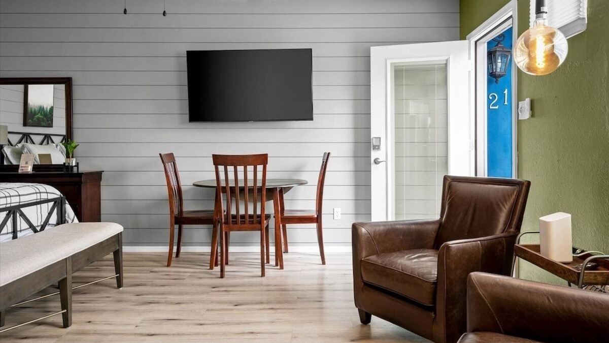 Roosevelt Condo | 20 Chelsea Place On The Park, In Heart Of Downtown