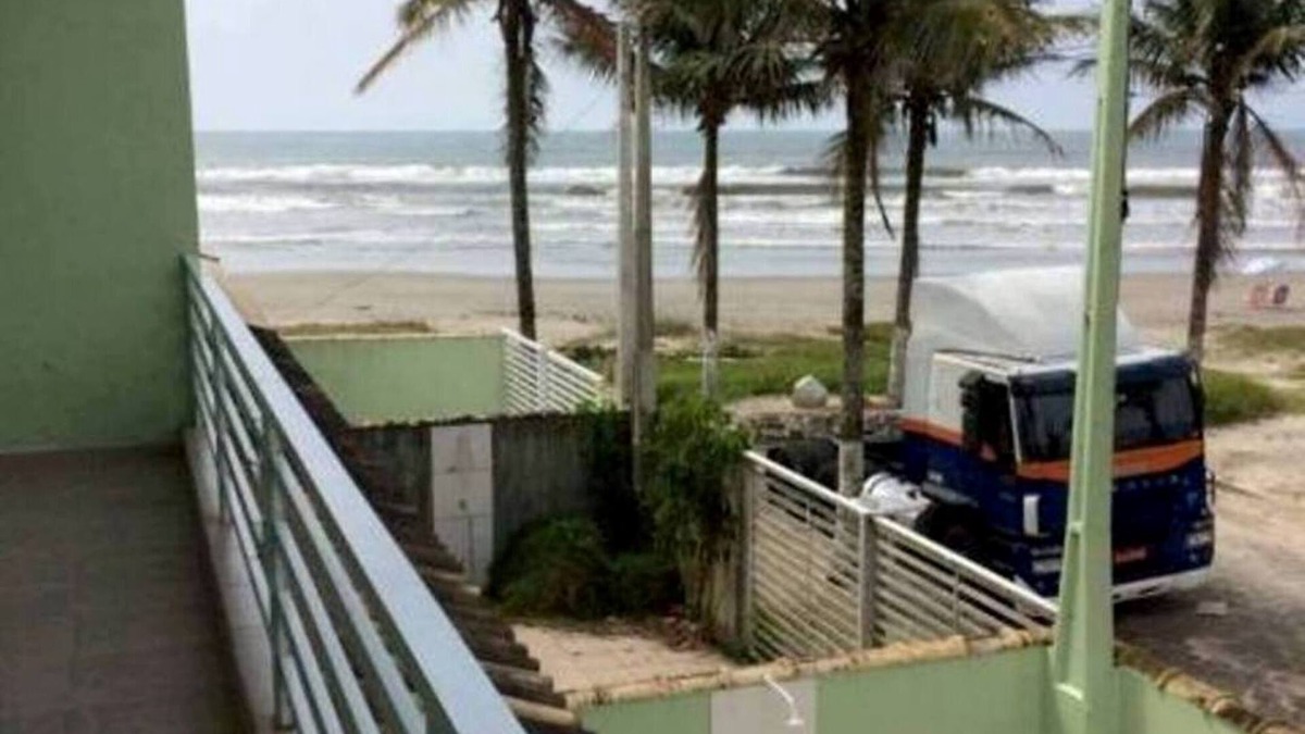 Mongagua House | 20 ITANHAÉM BEACH HOUSE ON THE SAND WITH POOL, 3 BEDROOMS, ONE EN SUITE.