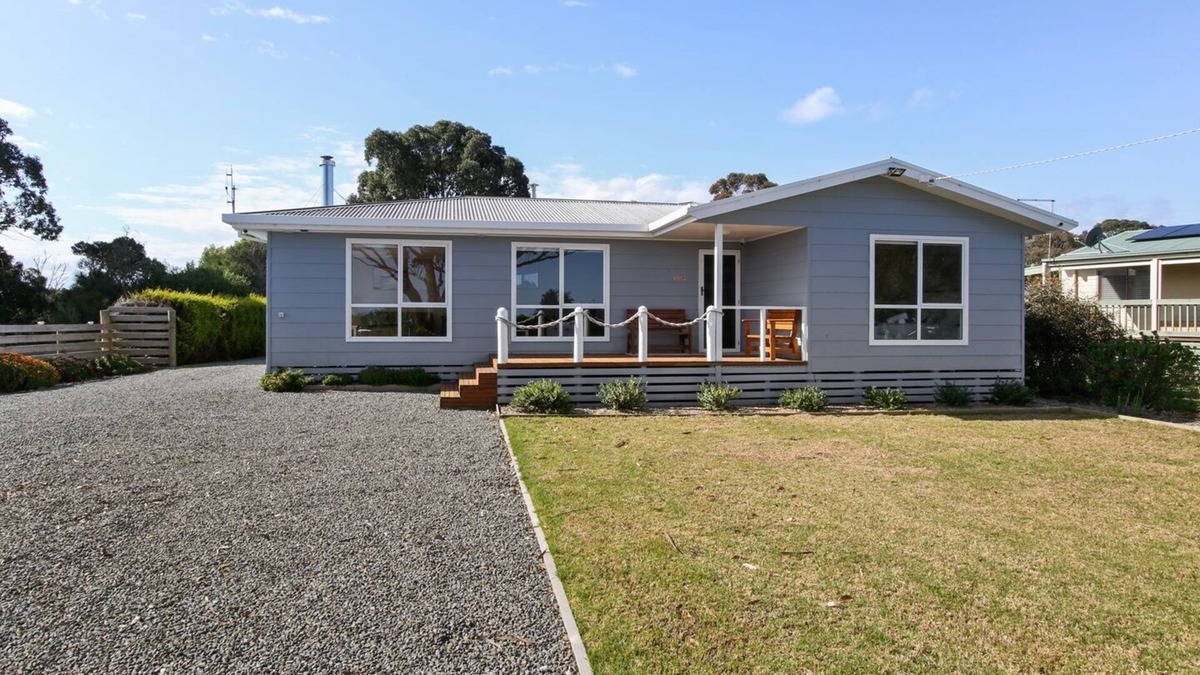 Metung House | 20 metres from the safest familiy beach- HAMPTON Style Waterfront Home