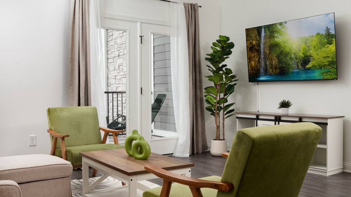 Whitestown Apartment | 20 mins DT | Sleeps 3 | Opulent Suite Spacious Gym