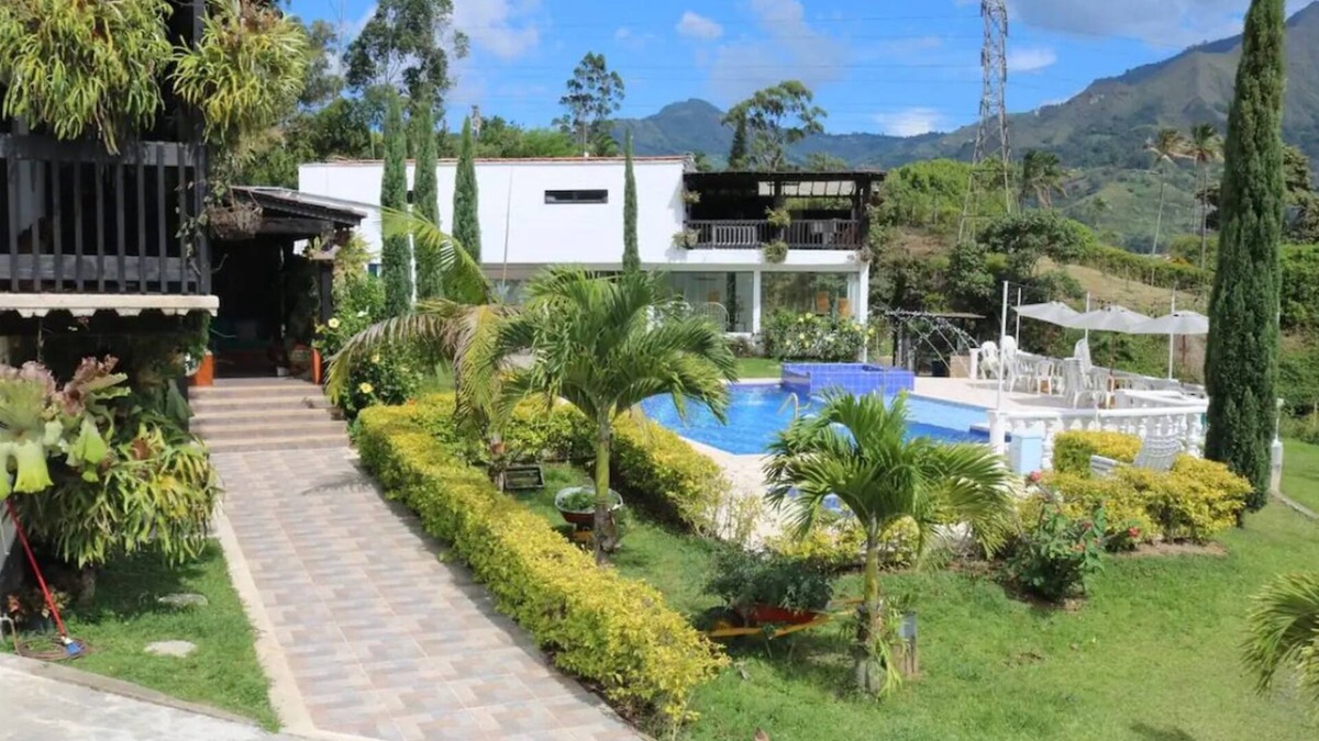Copacabana Other | 20 minutes from the city! Family-sized Farmhouse with pool & sauna!