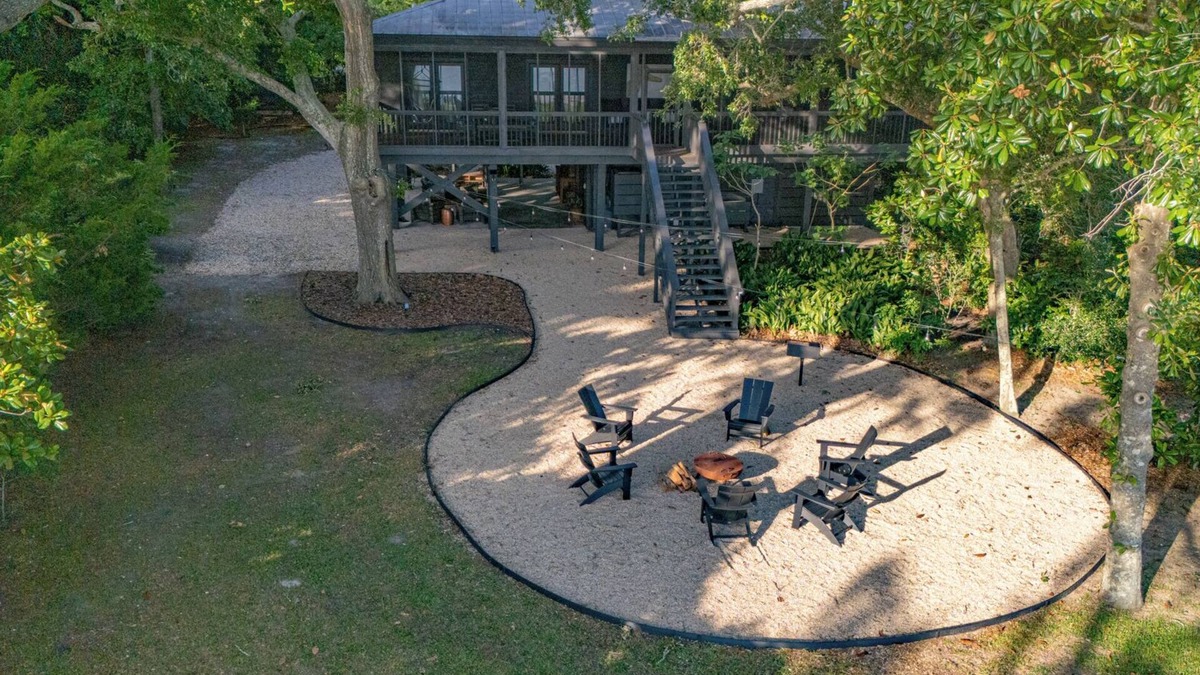 Magnolia Bluffs House | 20% OFF FALL! Bayfront, Pet Friendly Sleeps up to 8 with fishing dock!