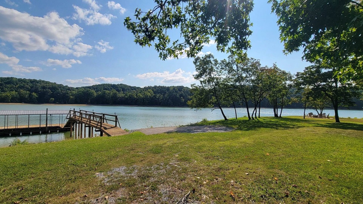 Dandridge House | 20% OFF Renovated Lakefront-Dock-Firepit-Hot tub