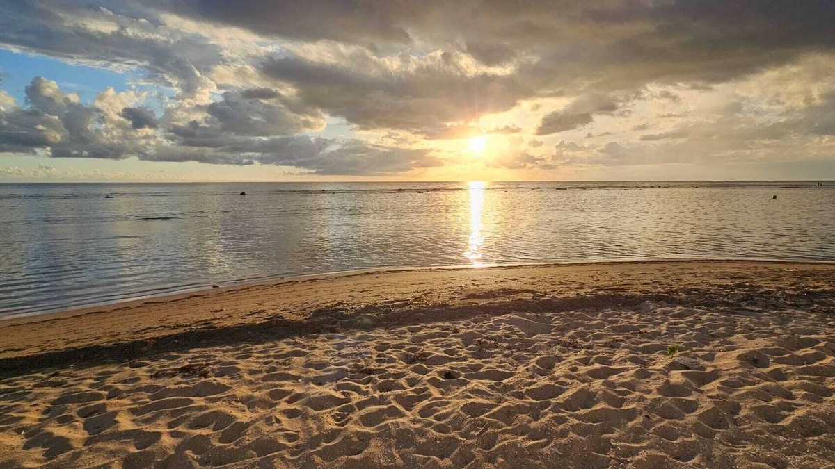 Guanajibo Condo | 20 steps from the beach! WiFi, fully airconditioned, gated community, sleeps 4
