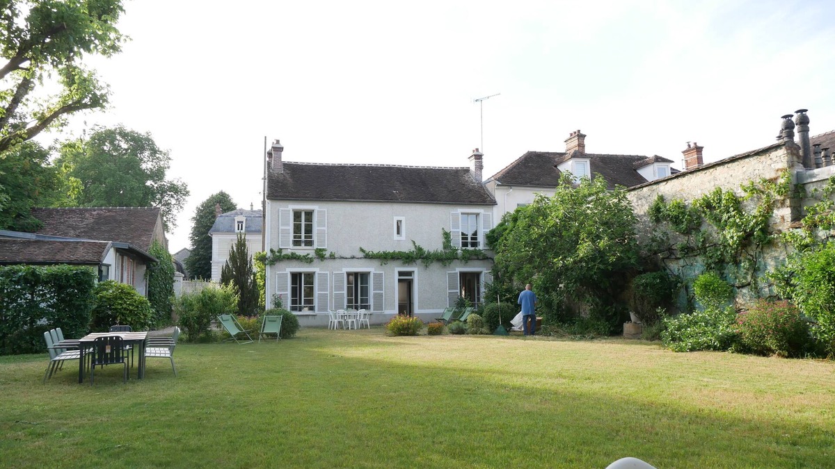 Fontainebleau House | 200 metres from the château, charming family home with outbuilding and garden