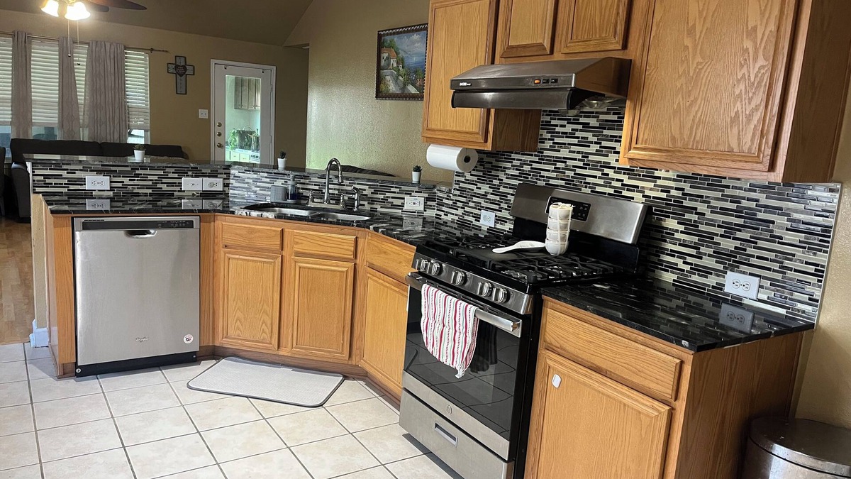 Hurst House | 2000 SqFt house in awesome Neighborhood with AC, fitness room, WiFi
