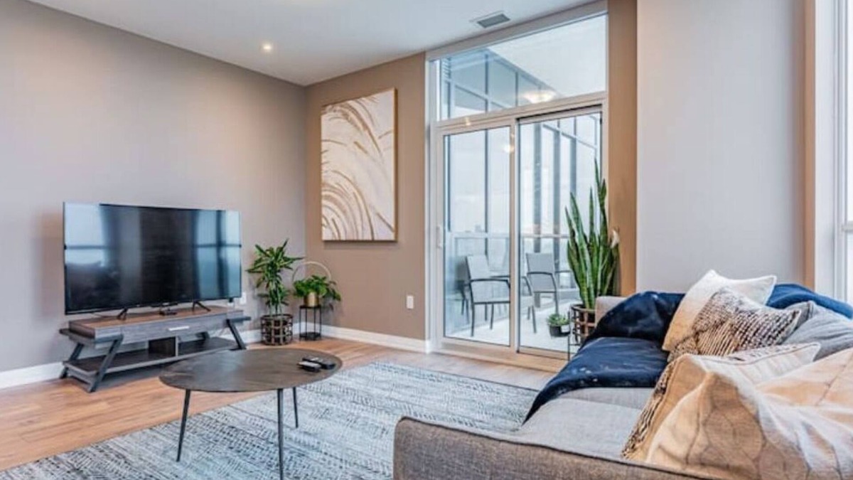 Hurontario Apartment | 2000sqf Penthouse close to Toronto Pearson Airportn