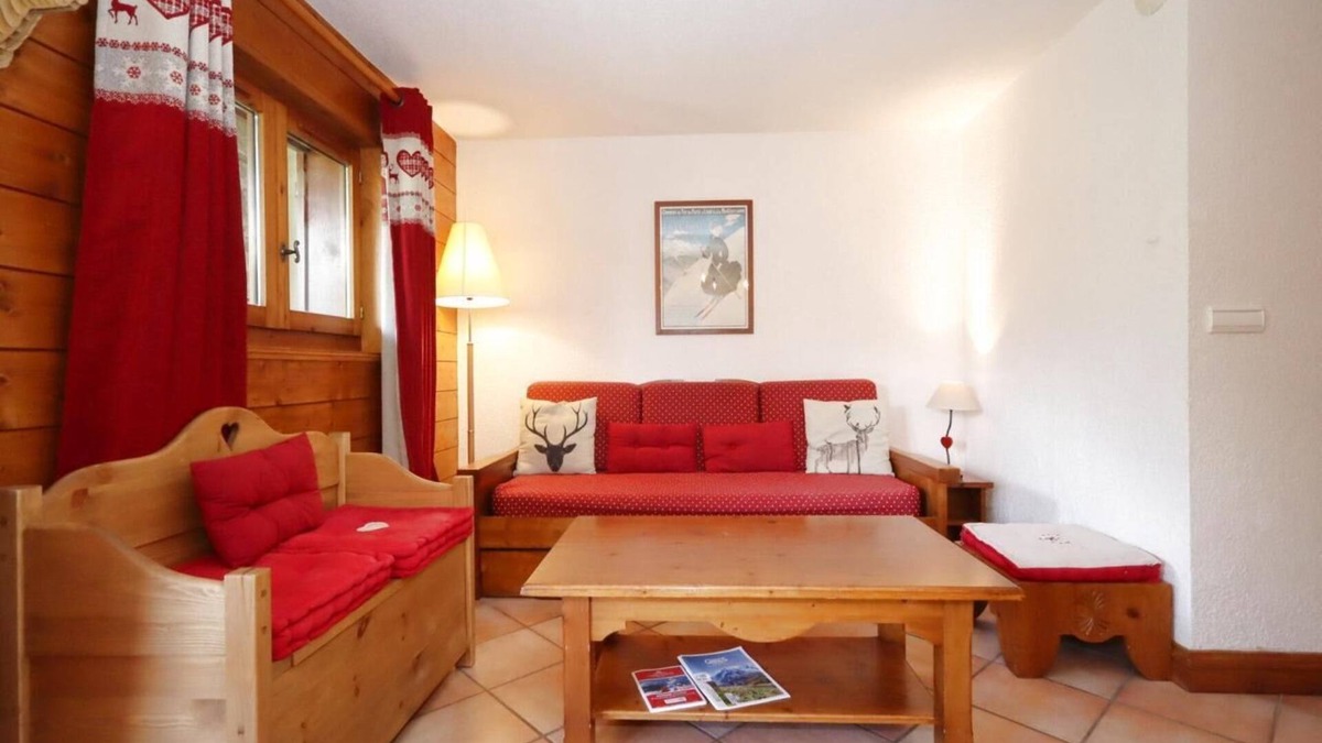 Les Houches Apartment | 200m from ski lifts, Ground floor, view mountain, swimming pool, balcony, parking, tv, ski locker