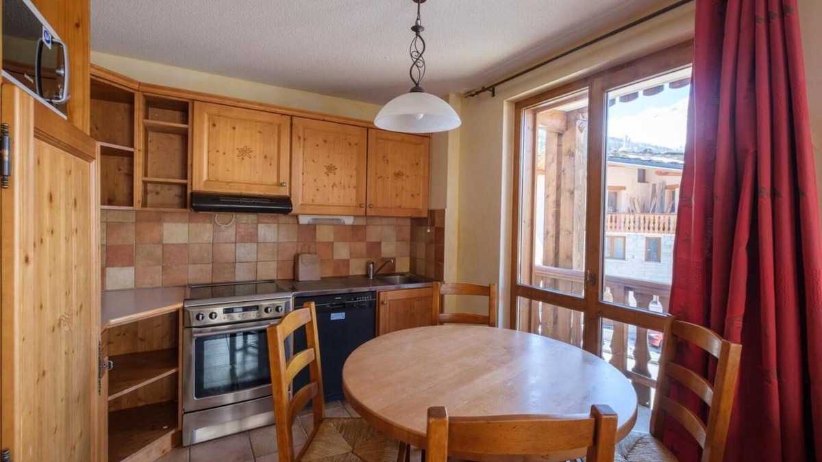 Lanslevillard Apartment | 200m from ski slopes, fitness, swimming pool, sauna, hammam, balcony, tv, ski locker, 30m²