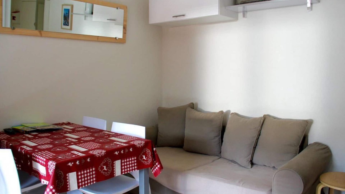 Valloire Apartment | 200m from ski slopes, 2nd floor, balcony, parking, tv, ski locker, 23m², Valloire
