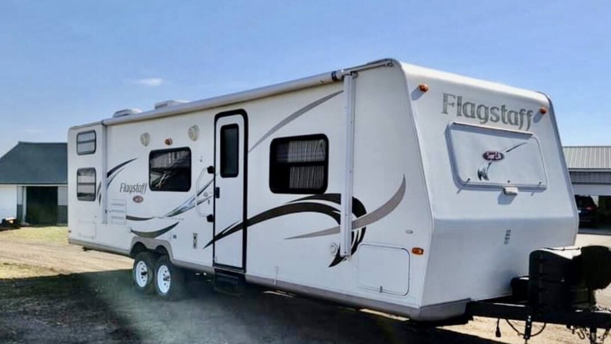 Evansville RV Rental | 2010 Forest River Flagstaff Super Lite Camper-Sleeps 6-8