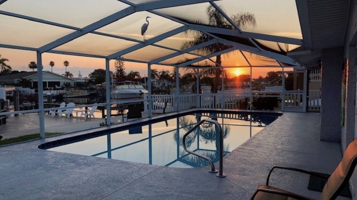 Gulf Harbors House | 2019 Lowe Pontoon, Mercury 115. Heated, caged, salt water pool on canal. Pets ok