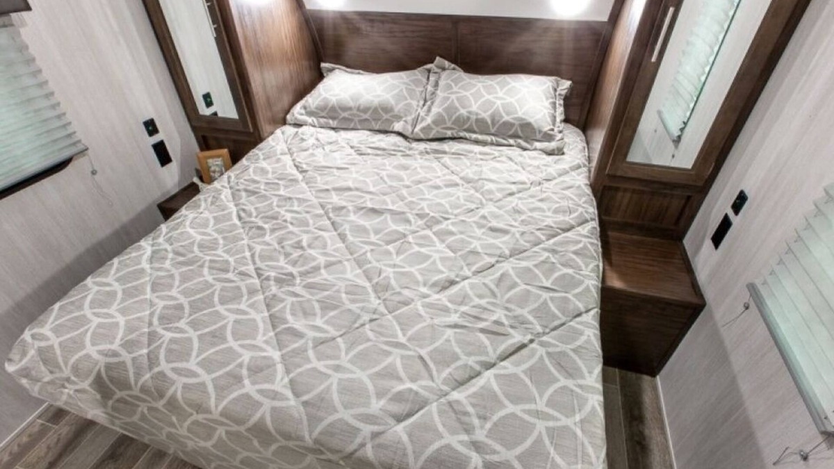 Hunt Club House | 2020 Travel Trailer with 1 queen bedroom & a king or 2 twins & pool