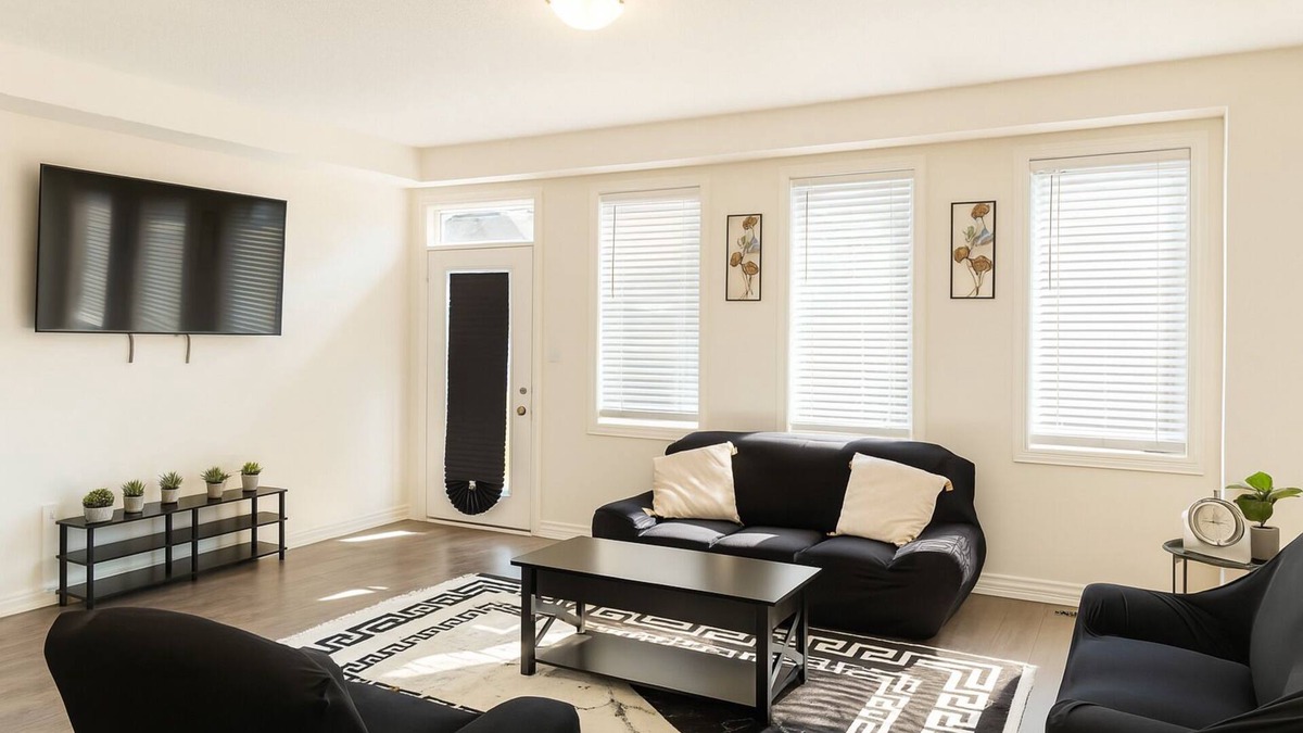 Cambridge House | 2024-Built Stylish 3BR Cambridge Getaway Home—8 mins from African Lion Safari!