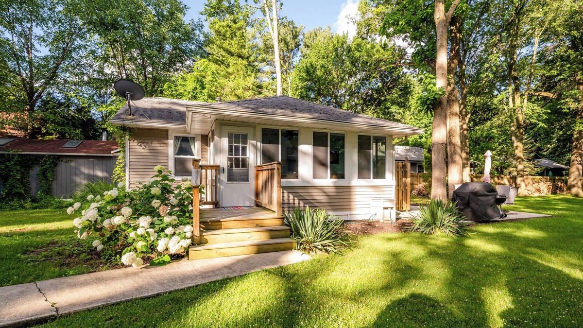 Union Pier Cottage | (2026 Open!) 3 Nt Min! Union Pier Cottage Close To Beach & Downtown!