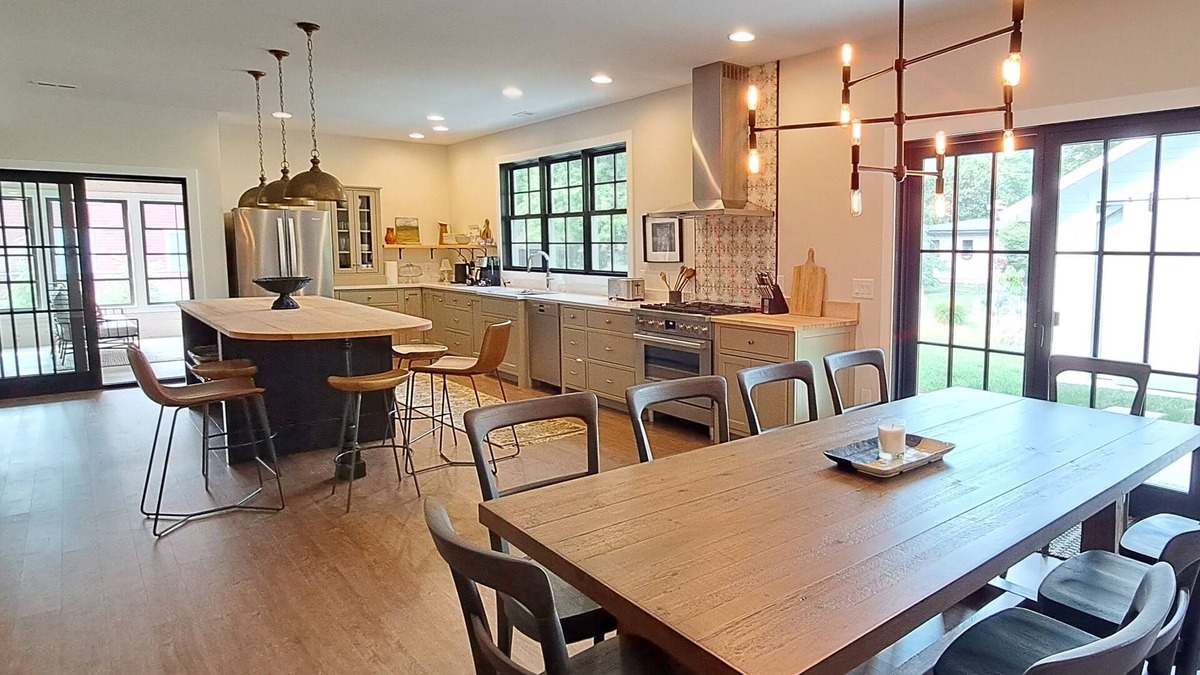 Lakeside House | 2026 Open Stunning home w/Private Association Beach 2 Screened Porches