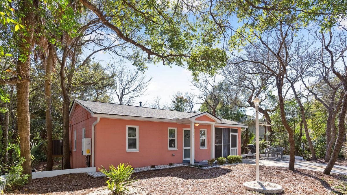 Folly Beach Cottage | 207 W Cooper - The Coop - Cute Folly Cottage in Central Location - Pets Considered