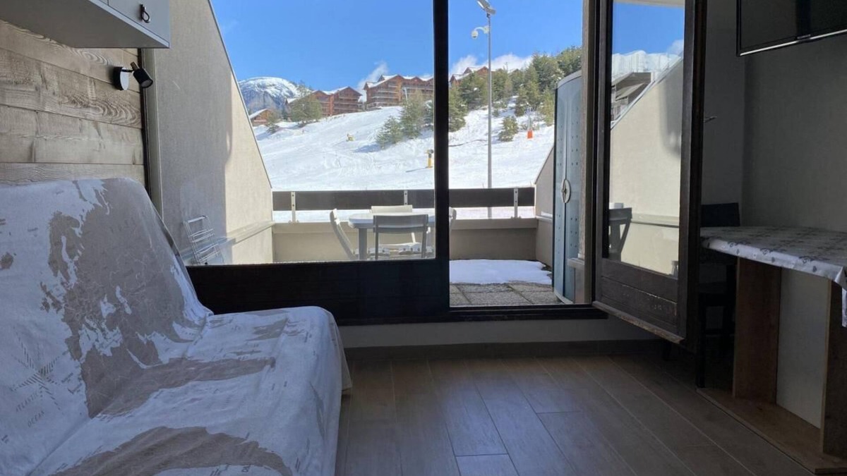 La Joue du Loup Apartment | 20m from ski slopes, 1st floor, view ski slopes, balcony, tv, ski locker, 18m², La Joue du Loup