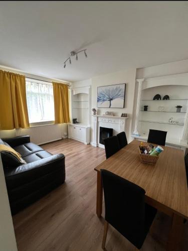 Hillingdon Apartment | 20mins to BakerSt, Harry Potter & Wembley Stadium!