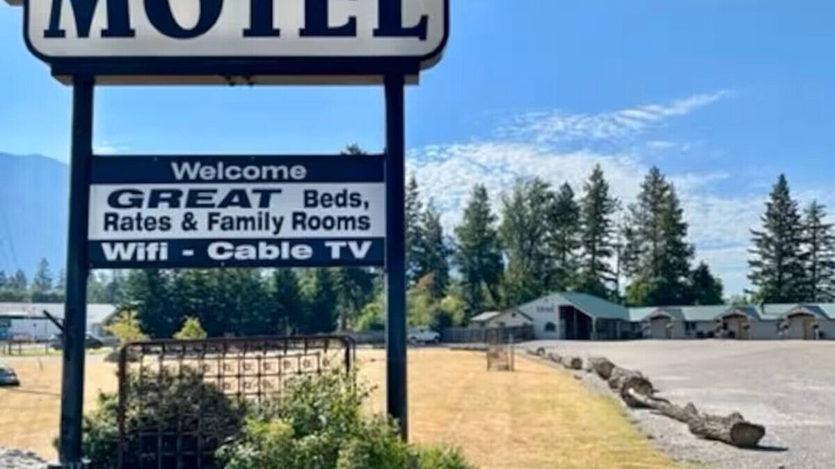 Columbia Falls Hotel | #21 TWO QUEEN BEDS with WiFi and AC in welcoming Columbia Falls 20 mi to GNP