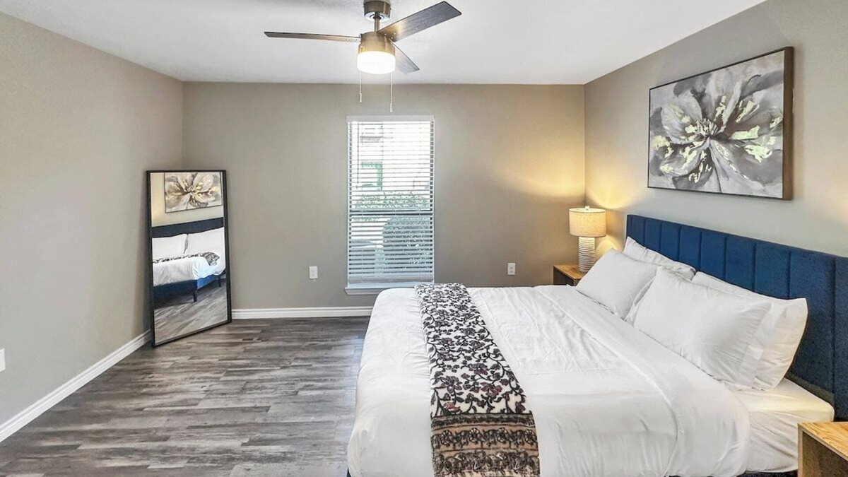 Addison Apartment | 2107 · Cozy Addison Apt, Free Park Wi-Fi, Pool & Gym