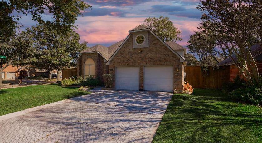 Grand Prairie House | 216 m² House ∙ 1 bedroom ∙ 12 guests