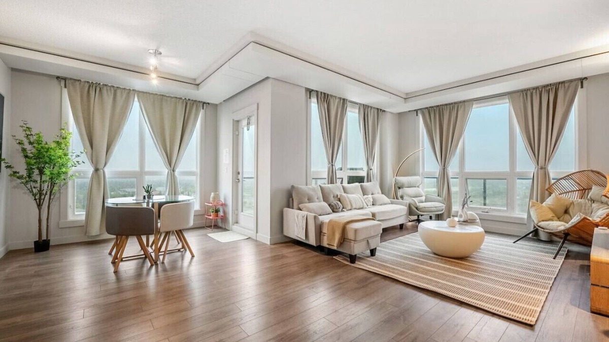 Haysboro Apartment | 21st-Floor Penthouse City & Mountain Views