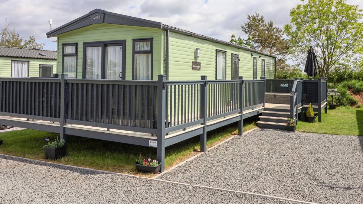 West Heslerton House | 22 - THE BURROWS, pet friendly, with hot tub in West Heslerton
