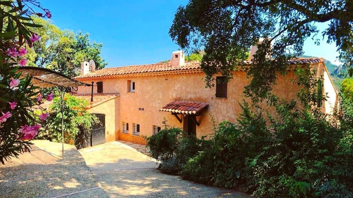 St. Jean de l’Esterel Villa | 220 m² villa with 4 suites, 4 bathrooms and stunning views of the Esterel