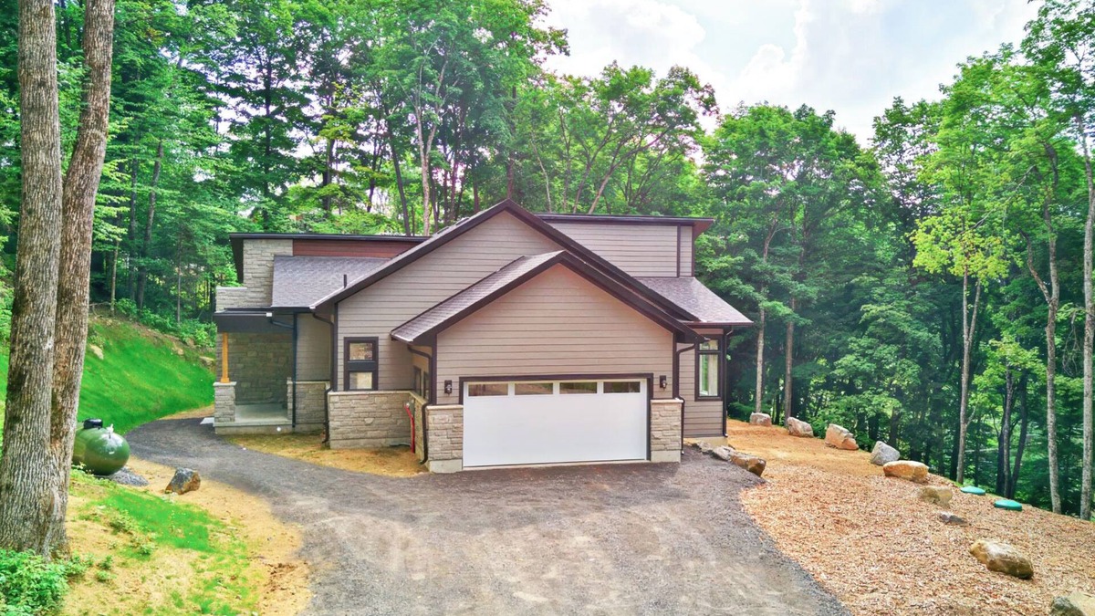 Lake of Bays House | 2200sqf, 3BR, 5 Queen BED, SKI Resort, Muskoka
