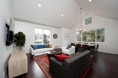 Durango House | 2201 Main Avenue