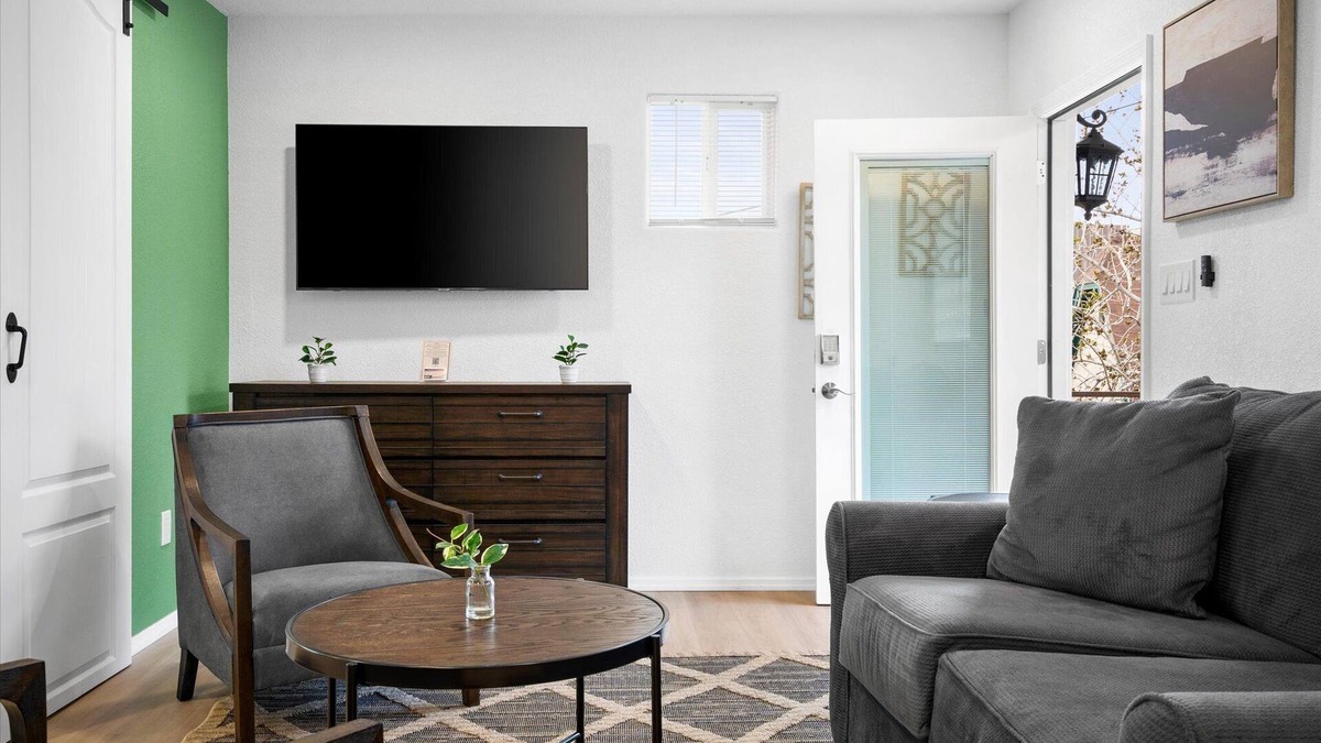 Roosevelt Condo | 23 Chelsea Place On The Park, In Heart Of Downtown