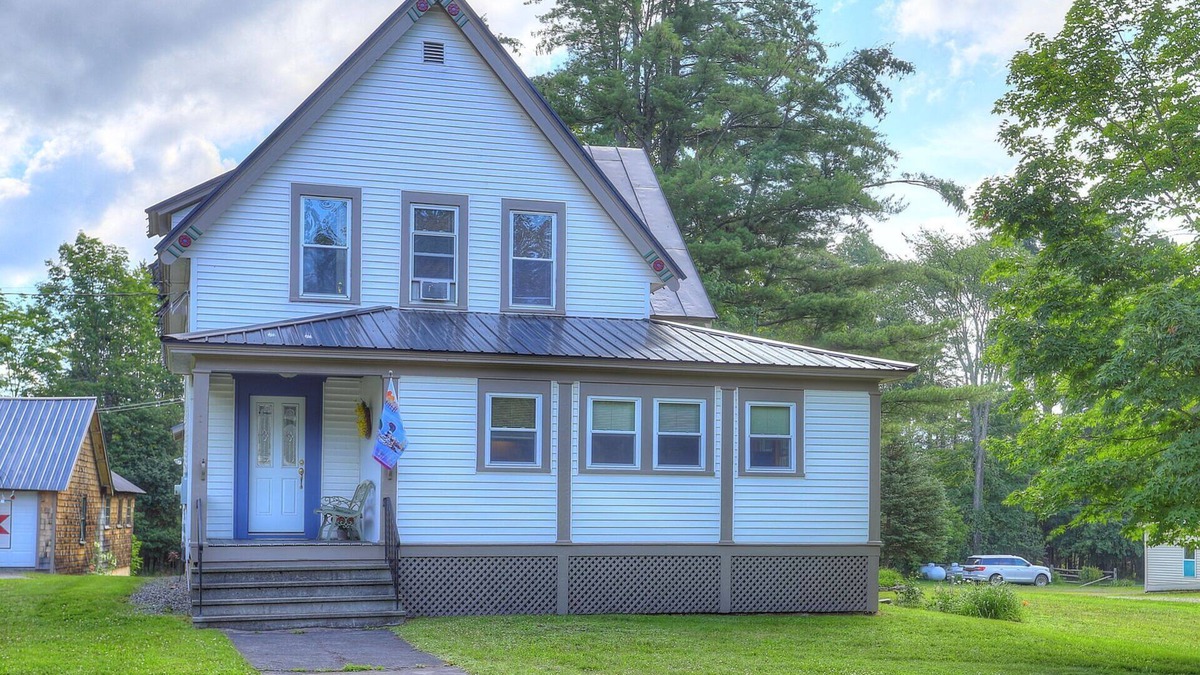 Rangeley House | 🐾23 Pleasant Gorgeous in-town home - walking distance to Rangeley Lake, dog friendly