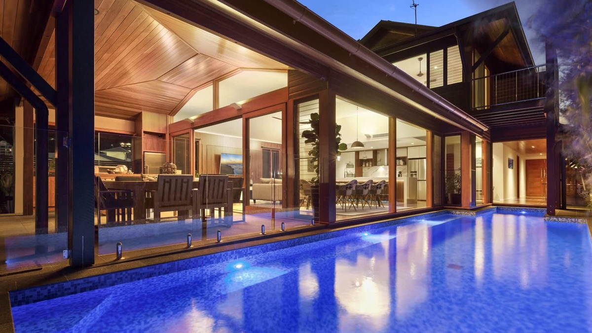 Airlie Beach House | 23 The Cove - 5 Bedroom, Whitsunday Waters Edge Luxury Holiday Home.