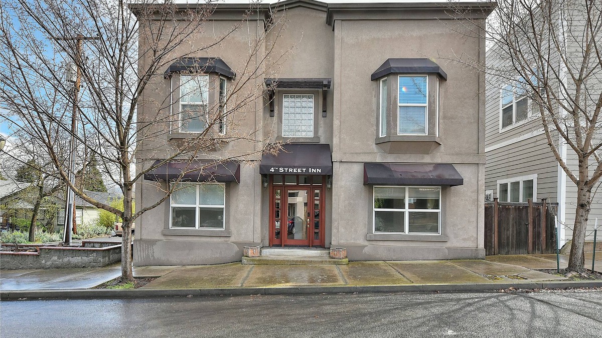 Historic Railroad District House | 230-Downstairs-Duplex-Private Bathroom-Mountain View