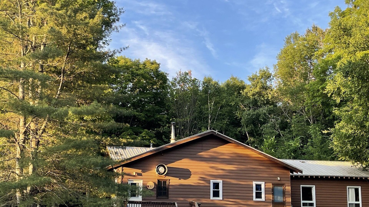 Dysart et al Cottage | 24 Guests Group Getaway House with large lawn