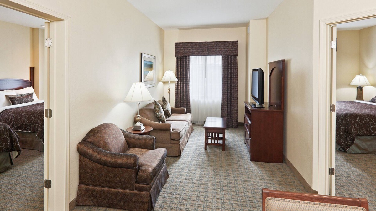 Central Oklahoma City Condo | 24 Hour Fitness Center | Free Breakfast + Heated Saltwater Pool + Hot Tub